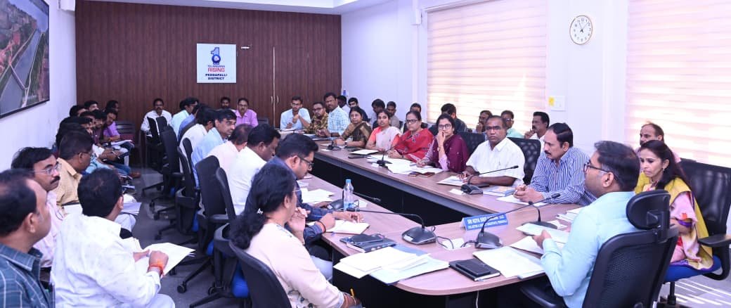 పరిపాలన అంశాలపై అధికారులు దృష్టి సారించాలి..... జిల్లా కలెక్టర్ కోయ శ్రీ హర్ష